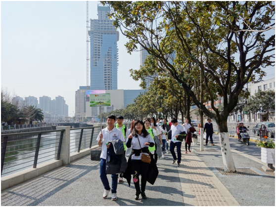 一路上，志愿者把“学雷锋践行动 树新风做好事 做志愿者”的精神传扬到大街小巷，把雷锋为人民服务的志愿精神带到城市的每个角落。